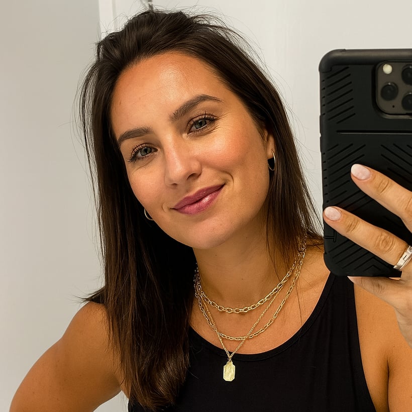 Femme prenant un selfie devant un miroir avec un smartphone.